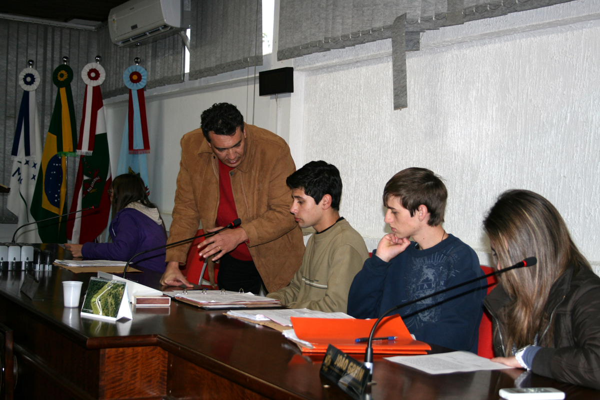 Câmara de Vereadores de Canoinhas auxilia alunos que representam o norte Catarinense no programa Parlamento Jovem